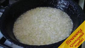 2) Резаный лук обжарить в предварительно разогретом подсолнечном масле.