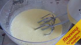 2) Взбить миксером яйца с сахаром до появления белой пены.