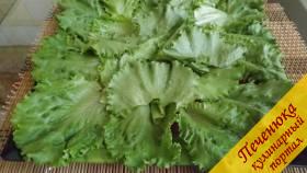 9) Собираем салат Гнездо глухаря, рецепт с фото поможет Вам это сделать. На плоское блюдо выложить предварительно вымытые и просушенные листья салата.