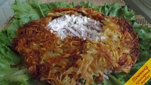 11) Обложить салат жареным картофелем, имитируя птичье гнездо.