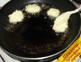 3) Разогреть сковороду с растительным маслом. Выкладывать массу ложкой. Обжарить сырники на медленном огне с двух сторон.  Так как в рецепте используется мало муки, аккуратно переворачивать, чтобы не повредить верхнюю корочку. 