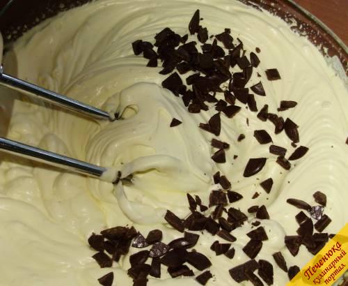 4) Порезать шоколад на кусочки небольших размеров и тщательно смешать с получившимся мороженным. Шоколад не должен раствориться, он застынет, и будет попадаться кусочками, что придаст большей пикантности вкусу.