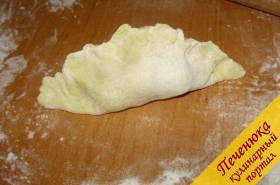 6) Свернуть тесто и защепить вареник тщательно прижимая края. Важно следить за тем, чтобы тесто не было сильно тонко раскатано, иначе при варке оно может разорваться.