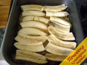 5) Выложить бананы в форму с горячей карамелью и снять с огня.  
