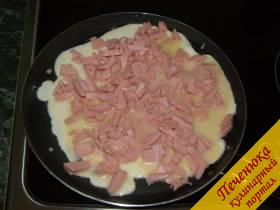 5) Поверх яиц равномерно разложить кусочки колбасы. 