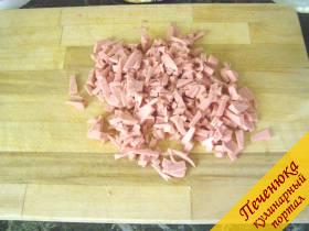 2) Колбасу порезать мелкими кубиками. Можно использовать не только вареную колбасу, но и полукопченую.