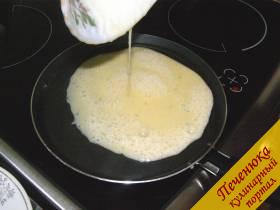4) Вылить яйца на разогретую сковороду с растительным маслом.  