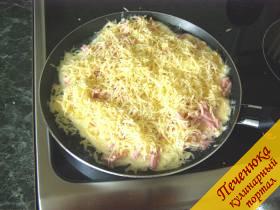 6) Поверх колбасы равномерно разложить тертый сыр. 