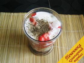6) Йогурт или кефир добавить в чашу блендера. 