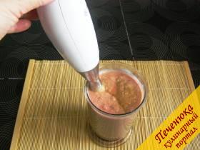 7) Добавить соль и перец по вкусу. Все ингредиенты взбить в блендере до получения однородной массы.  