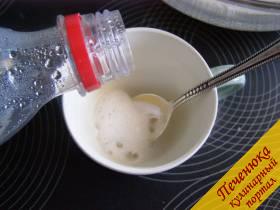 2) Погасить соду в уксусе и вылить ее в яичную смесь.  