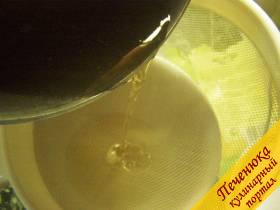 6) Желатин остудите. Влейте желатин во взбитый с сахаром кефир через ситечко.