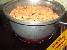 9) Обжаренные баклажаны выложить в кастрюлю, залить их приготовленным соусом из сметаны, чеснока и томатов. Накрыть кастрюлю крышкой и протушить баклажаны примерно 10-15 минут. 