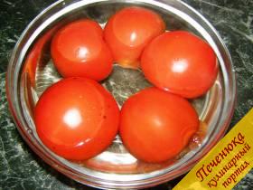 3) Помидоры положить в глубокую миску и залить их кипятком. Подержать помидоры в кипятке около двух минут для того, чтобы легко очистить их от кожицы.  