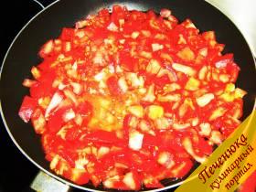 6) Порезанные помидоры выложить на сковороду с растительным маслом. Обжаривать помидоры в течение 15-20 минут на небольшом огне. 