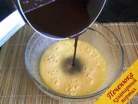7) Растопленное сливочное масло взбить с оставшимся сахаром. Продолжая взбивать, добавить в масло яйцо и молочно-шоколадную смесь. 