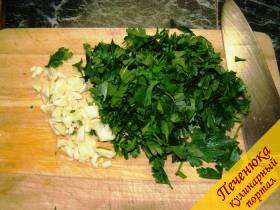 8) Свежую зелень и чеснок порубить и положить в миску с порезанными овощами. 