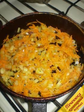 3) После чего поджариваем лук и следом – тертую морковь.  Обыкновенная зажарка, которую мы часто используем для приготовления супов. 