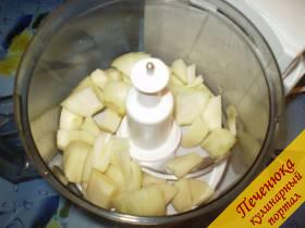 2) Картофель и лук разрезаем и помещаем в комбайн.