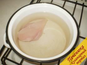 1) Отвариваем куриное филе в 3 литрах воды. Варится оно очень быстро – минут 15 после закипания.