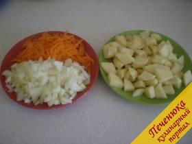 4) Измельчаем морковь на терке, лук мелко режем, а картофель – как обычно для супа, кубиками.