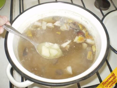 5) Грибы должны покипеть минут 20-25, после чего опускаем в будущий суп картофель.
