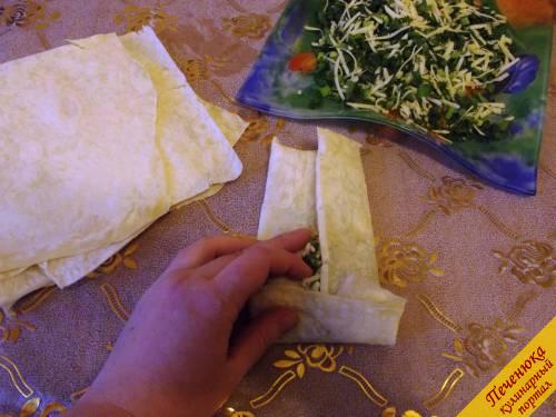 6) Заворачиваем сыр с зеленью в листок лаваша. Армянский лаваш с начинкой уже почти готов.