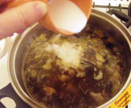 4) Когда наш суп покипит еще минут 10-13, добавляем стакан жирных сливок. Хотя бы 10%-ный жирности.