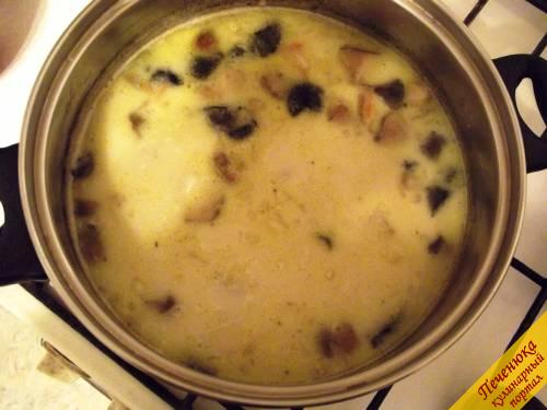 5) Грибной суп из замороженных грибов приобретает приятный светлый цвет и потрясающе нежный вкус. Дайте покипеть сливкам еще 1-2 минутки — и готово. При подаче можно еще сметану добавить. 