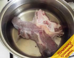 1) Для борща лучше выбирать мясо на кости - ребра, грудину, позвоночник, лопатку. Заливаем 5 литрами чистой холодной воды и ставим варить. 