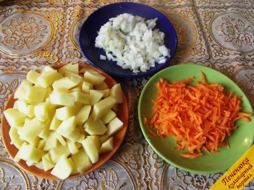 9) Стандартные действия: картофель режем кубиками, морковь - на терке, лук - мелко рубим.