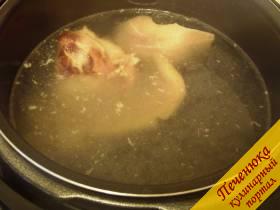 3) Филейную часть мяса можно добавить позже, ибо варится оно меньше. Кстати, для студня можно комбинировать мясо: вместо свинины взять курицу, к примеру. Проверено, очень вкусно. Итак, добавляем мясо и ставим еще режим «Суп» и время минут 40 (для курицы можно меньше - 25-30 минут). Добавляем лаврушку и душистый перец, при желании - куркуму, она сделает бульон ярко желтым и добавит пикантности.