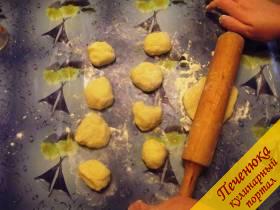 11) Тесто разделяем на небольшие кусочки и раскатываем каждый под будущий картофельный пирожок с грибами.