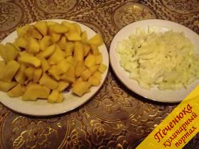 3) Пока варится бульон, приготовьте картофель и лук. Овощи надо помыть, почистить и порезать. Картофель - кубиками, лук мелко порубить.