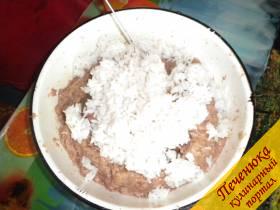 2) Затем вам необходимо отварить рис до полуготовности. Для этого берете стакан риса заливаете 2 стаканами воды, добавляете 1 чайную ложку соли и варите 8-10 минут. После вареный рис добавляете в фарш и хорошо перемешиваете.