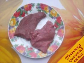 2) Подготовленный кусок мяса разрезать на ровные кусочки толщиною около 2,5-3 см.