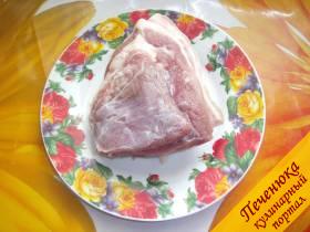 1) Для мясного гуляша возьмем небольшой кусок нежирной свинины без косточки, вымоем его и очистим от пленок и сухожилий.