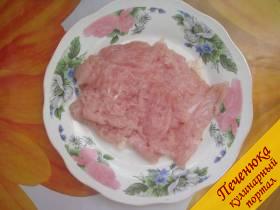2) Пласт мяса слегка отбить с двух сторон.