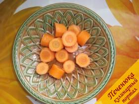 1) Для приготовления овощного пюре картошку, морковку и капусту почистим и порежем на небольшие кусочки.