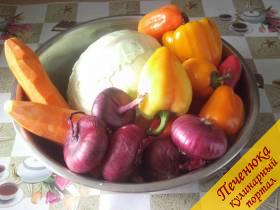 1) Подготовим овощи: болгарский перец помоем и почистим, почистим лук и морковь.