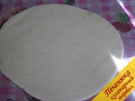 4) Раскатаем белое тесто в пласт.