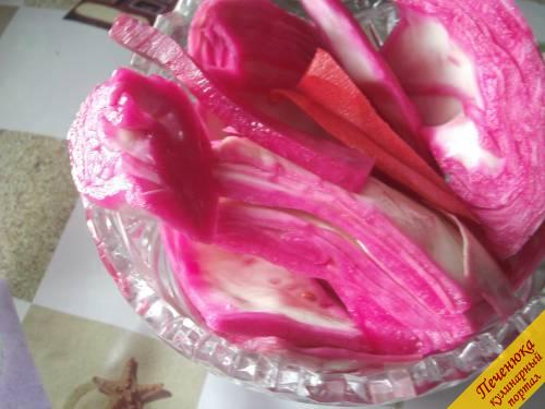 4) За это время капуста приобретет красивый розоватый цвет. Блюдо неплохо употреблять с картофельным пюре, жареным, тушеным, вареным картофелем.
