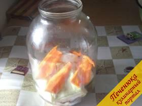 2) В чистую банку разложим слоями: капуста, морковь свекла, нарезанный мелко чеснок и так далее. На дно положим половину острого перчика.