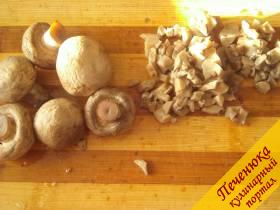 2) Отварю в подсоленной воде минут 10-15 после закипания воды. Отваренные грибы нарезаем помельче, также мелко нарезаем лук и обжариваем все вместе на растительном масле. Остужаем.