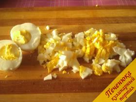 2) Сварим яйца, почистим их и измельчим. Чтобы яйца лучше чистились, сразу после того, как они сварились, поместим их под холодную воду и подержим в холодной воде минут 10.