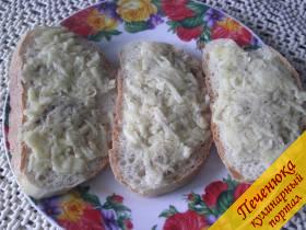 4) Натертый картофель с перцем перемешиваем и выкладываем на белый хлеб, слегка прижимаем, чтобы он не падал с хлеба.