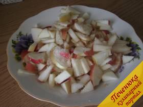 7) Готовим начинку из яблок. Яблоки нарезаем тонкими пластинками и посыпаем их сахаром.