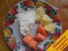 1) Картофель, капусту и морковку почистить и порезать на небольшие кусочки.