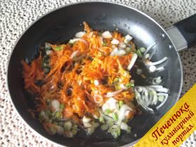 2) Почищу луковицу и мелко ее нарежу. Маленькую морковку натру на крупной терке. На сковороду налью растительное масло и спассерую овощи до золотистого цвета.