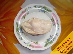 1) Куриное филе нужно отварить до готовности в подсоленной воде.